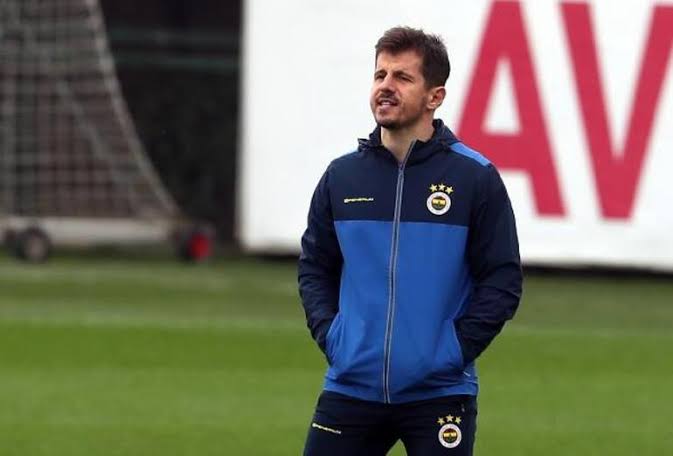 O değil de, ligde 2. sıradayken Erol Bulut'u kovup, 150 milyon euro harcanan takımla ligi 3. sırada bitirip Galatasaray'a Şampiyonlar Ligi yolunu açan Emre Belözoğlu...Büyük Galatasaraylısın be