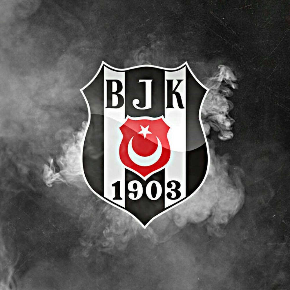 keremgume's tweet photo. Heyecanı ve stresi bol bir akşam oldu ama sonuçta #SampiyonBesiktas 🦅🦅🏆🏆 https://t.co/O1WPNqrsk0