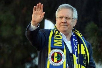 ercanbayrak41's tweet photo. AZİZ YILDIRIM’ın elini öpün özür dileyin #alikoçistifa https://t.co/nbTN13iNnj