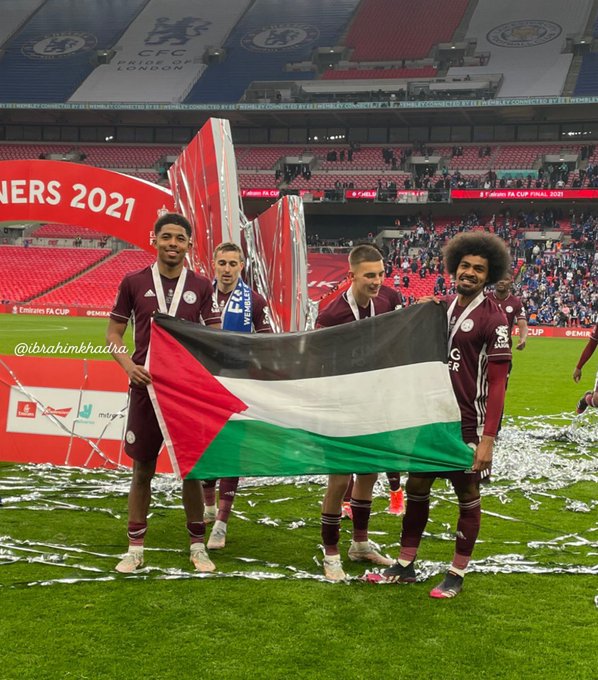 ليستر سيتي يرفع كأس الاتحاد الإنجليزي وعلم فلسطين