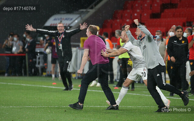 Sergen Yalçın ve Beşiktaş yedek kulübesindekilerin maçın bitiş düdüğüyle yaşadıkları sevinç... 
(Tolga Adanalı - Depo Photos)
#SampiyonBesiktas