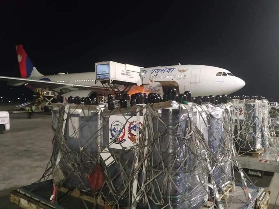 एनआरएनएले सुरु गरेको “नेपालमा अक्सिजन पठाऔँ, आफन्तको ज्यान बचाऔँ” अभियान अन्तर्रगत मध्यपूर्वमा रहेका नेपालीहरुको सहयोगमा ओमानबाट ५ सय ६० अक्सिजन सिलिण्डर काठमाण्डौं पुगेछ। अमेरिका, क्यानडा, अस्ट्रेलिया, युरोप तिरबाट हामीले "एक पटकको नेपाली सँधैको नेपाली" को गफ चर्कै गरि गरिरह्यो