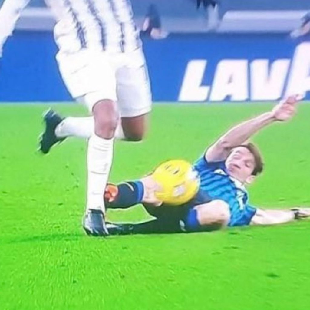 EdoardoMecca1's tweet photo. “L’ombra inquietante sulla serie A”.
Però ne raccontano sempre e solo una parte.
Ah, meravigliosi i giornalisti veri.
Quelli obiettivi. https://t.co/MhWP5b5XV4