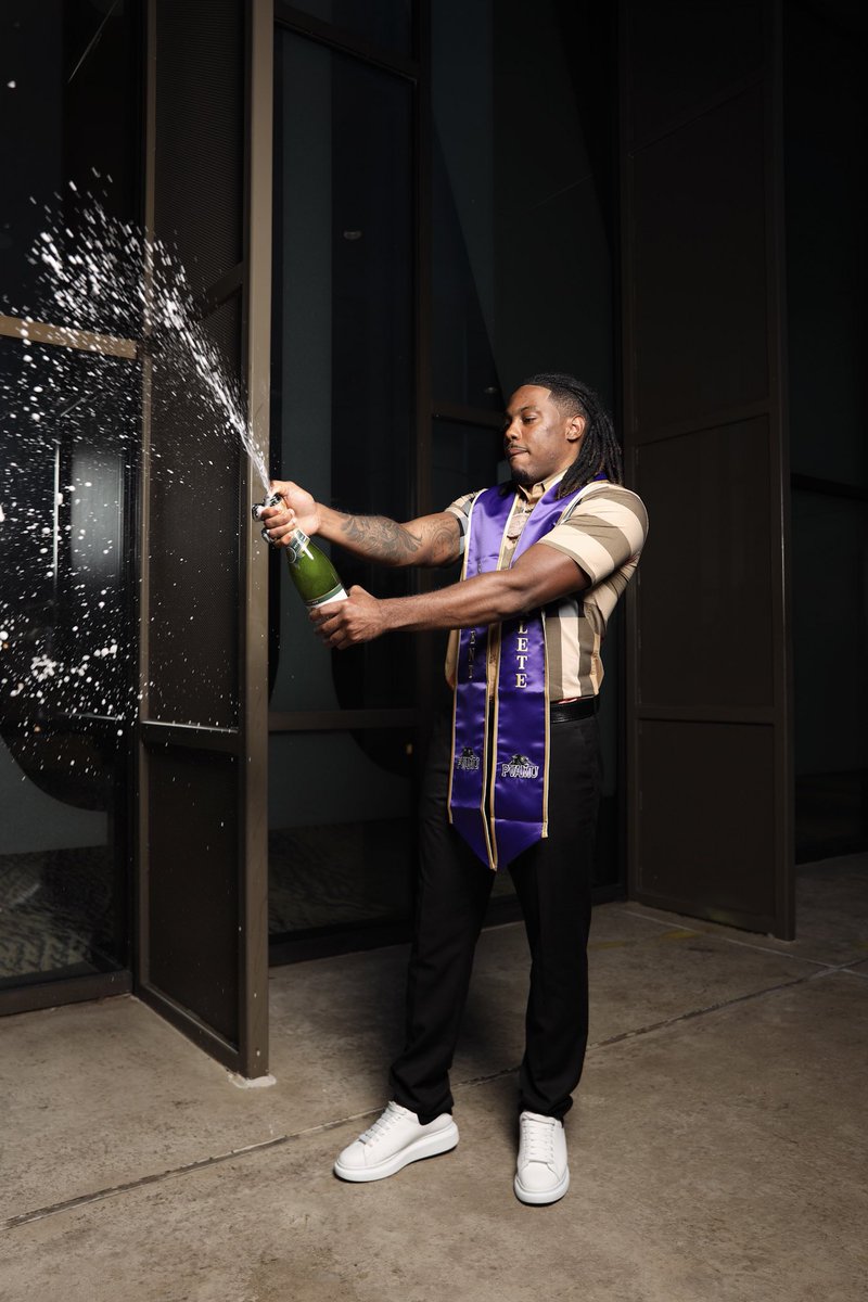 Hawk_5inco's tweet photo. Far From A Harvard Student, I Just Had The 🏈’s To Do It!!
✅ Deans List 2019-2021
✅ Student Athlete 
✅ B.S. of Science in Kinesiology 
✅ First Generation HBCU Grad 
✅ 3.26 GPA https://t.co/0cf61BWEhJ