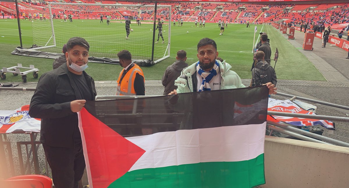 AdamModan's tweet image. What a day. What a club. #FreePalestine Big up @HamzaChoudhury1 @Wesley_Fofanaa for taking the flag off us 🦊💙