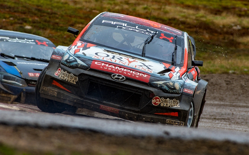 Urheiluuutiset's tweet photo. Grönholm ja Hallman jatkoivat siitä mihin torstaina jäivät - Aronen viihtyy Höljesissä ➡️ https://t.co/vEa7gshOjy

#RallyXNordic #Höljes #GRX #SweepBank 
@rallyxnordic @GRX_Family @GronholmRX 

📸 Jari Nurminen / @RPFmedia https://t.co/XU5n9vuk0H