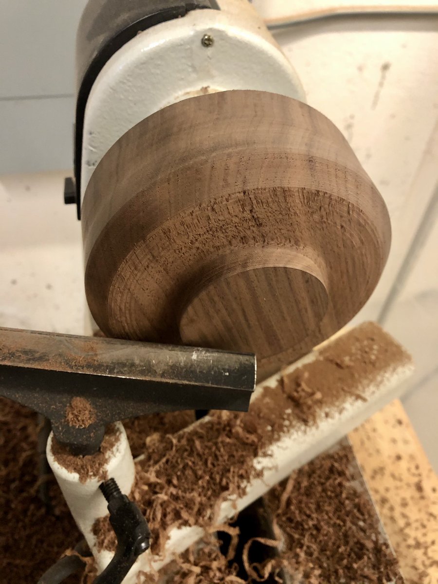 sandramu_'s tweet photo. The beginning stages of making this bowl: #woodturning 🍂 https://t.co/DwifYkWscS