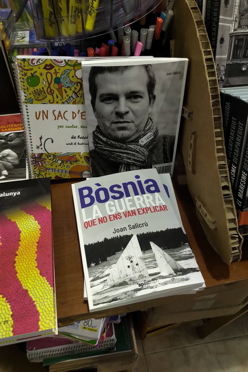 Molt emocionant anar a comprar els diaris a cal meu quiosquer -la <a href="/LibreriaMaresme/">Llibreria Maresme</a> d'en Jesús Ortego al carrer Isern de #Mataró- i topar-me amb el meu llibre '#Bòsnia, la guerra que no ens van explicar' (<a href="/postroph/">‘apostroph</a>)... i amb la meva cara (això segueix ruboritzant-me...). Gràcies!