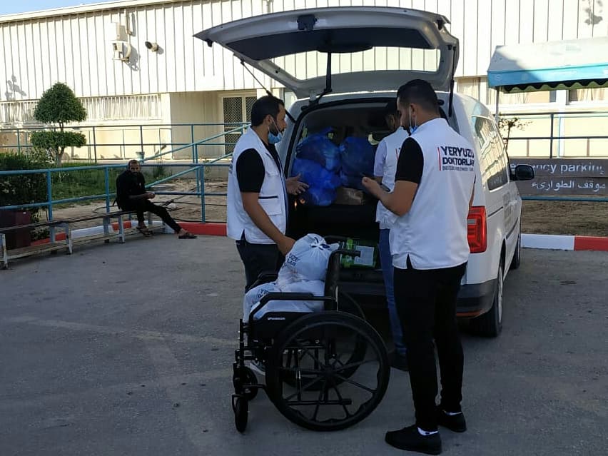 #Gazze'de bulunan tüm hastanelere medikal malzeme dağıtımı gerçekleştirdik, evini terk etmek zorunda kalanlara ise gıda kolisi desteği sağladık. Bölgedeki faaliyetlerimiz devam ediyor.

Gelin, siz de Filistin'e ilaç olun.
📲FİLİSTİN>6612>10 TL
🌐yyd.org.tr/gazze