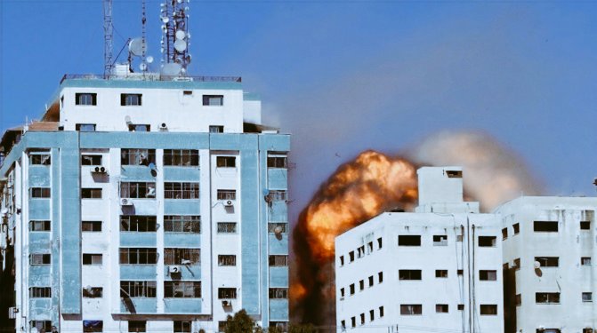 Nadeemnk0's tweet photo. Hamas’ military wing has vowed to continue to fire rockets at central Israeli-occupied territories after the Israeli military destroyed Al Jalaa tower in Gaza, which housed a number of media outlets.
#GazaUnderAttack
#AlJalaa https://t.co/P2qef3ii45