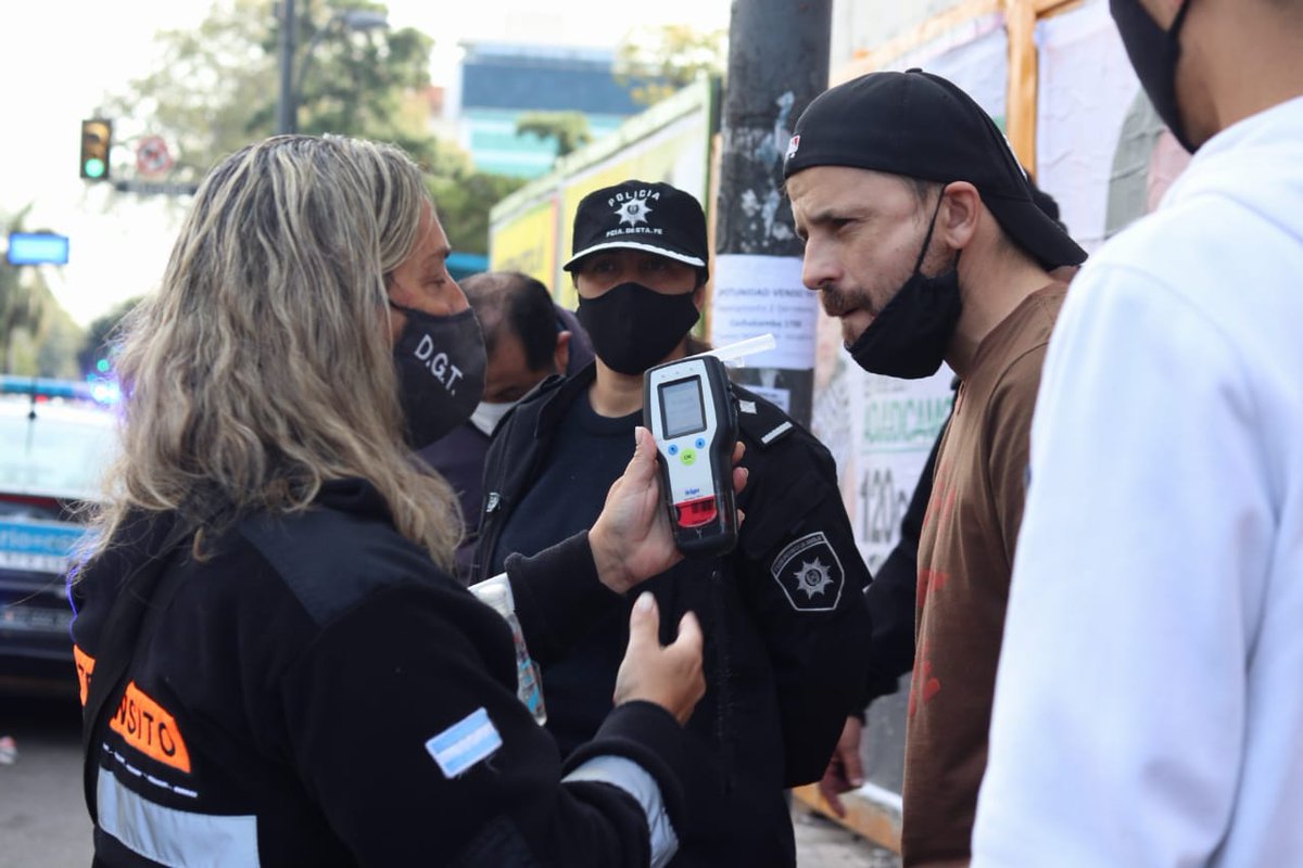 GustavoAdda's tweet photo. Así, conjuntamente @DGTRosario con @InfoSegVial y fuerzas policiales de Provincia y Nación, llevamos adelante simultáneamente en distintos puntos de la ciudad controles sobre #AlcoholCero, dispositivos de seguridad y documentación.
Sí, #HayControl.
. https://t.co/F4ERQNmC2Y