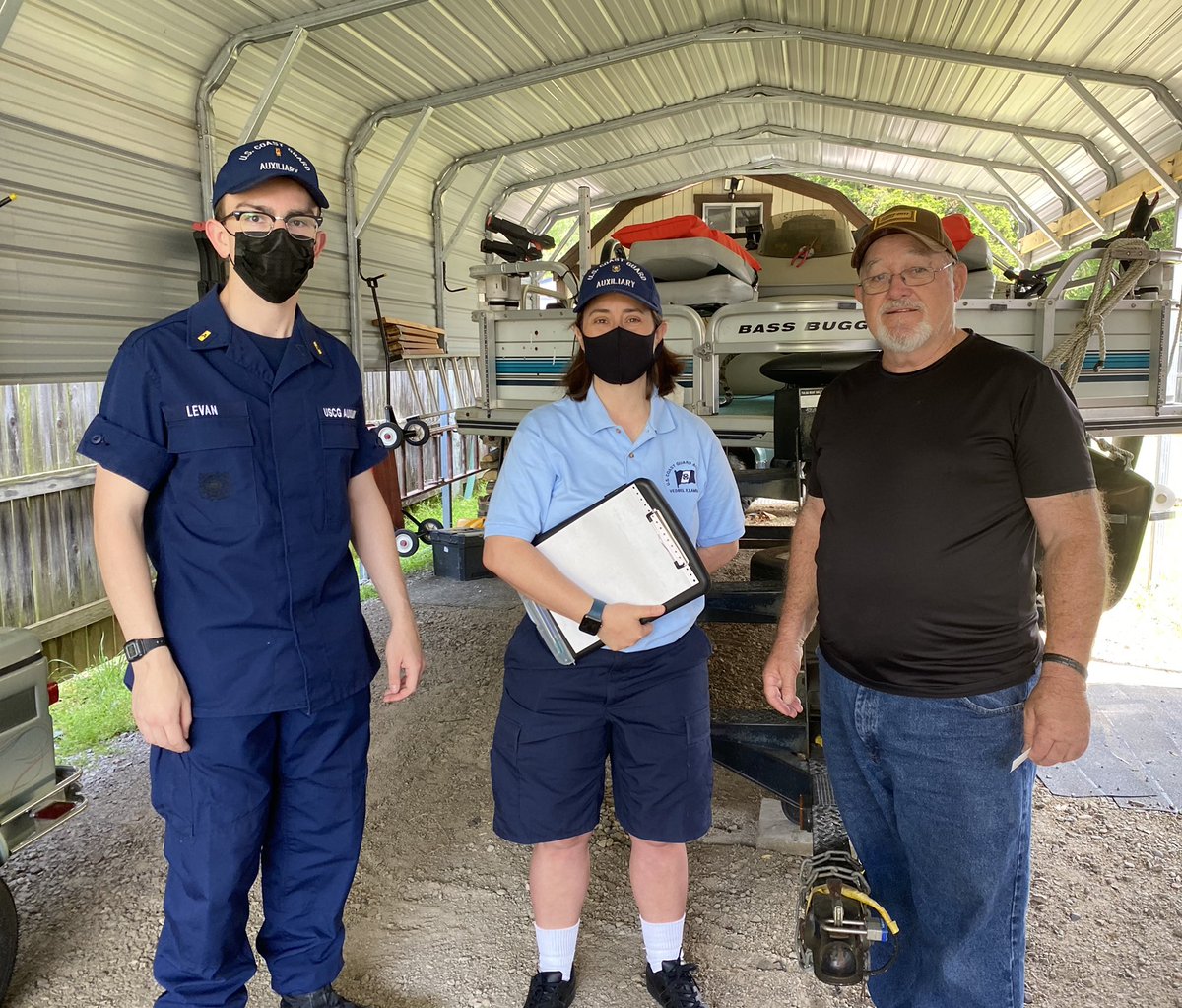 Auxiliarists from Flotilla 16-01 "First Tulsa" are out conducting vessel examinations this weekend! Your safety out on the water this summer is paramount to us!

You can schedule your own vessel examination by following this link: wow.uscgaux.info/content.php?un…