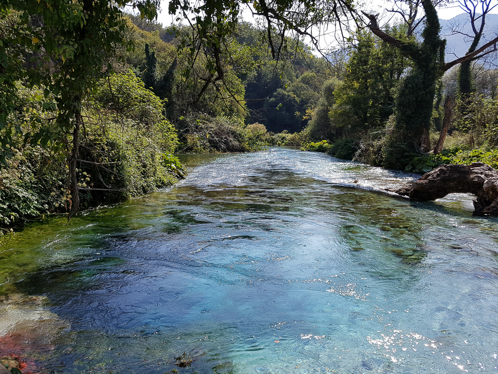 The Blue Eye, auch Syri i Kaltër, ist eine 50 Meter tiefe Quelle nahe Saranda. Ihr Wasser ist kaum 13 Grad warm. Spektakulär sind die Farbverläufe und die saubere und grüne Natur. 

#buntekarte #albanien #theblueeye #syriikalter

buntekarte.de/the-blue-eye-s…