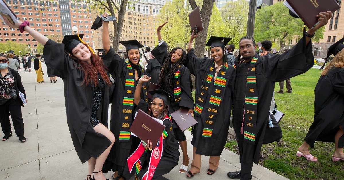 HamlineU's tweet photo. Looking back to last Saturday and the amazing Commencement for the #Classof2021. https://t.co/hnHCddGpsO