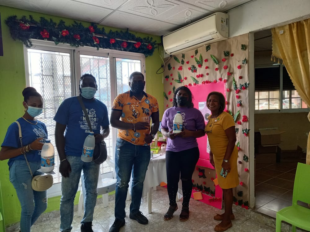 luis_floresc3's tweet photo. UPROC y MECES se unen en acción solidaria con FANLYC, para recaudar dinero con las alcancias FANLYC. Cuya finalidad para ayudar a los niños que padecen esta enfermedad y sus familiares.
#FANLYC, #MECES, #UPROC https://t.co/0RtIrkwuRG