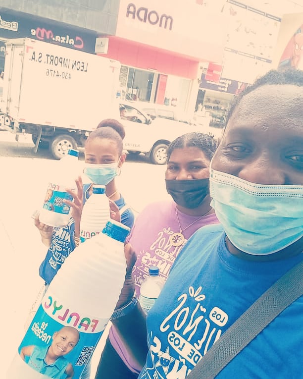 luis_floresc3's tweet photo. UPROC y MECES se unen en acción solidaria con FANLYC, para recaudar dinero con las alcancias FANLYC. Cuya finalidad para ayudar a los niños que padecen esta enfermedad y sus familiares.
#FANLYC, #MECES, #UPROC https://t.co/0RtIrkwuRG