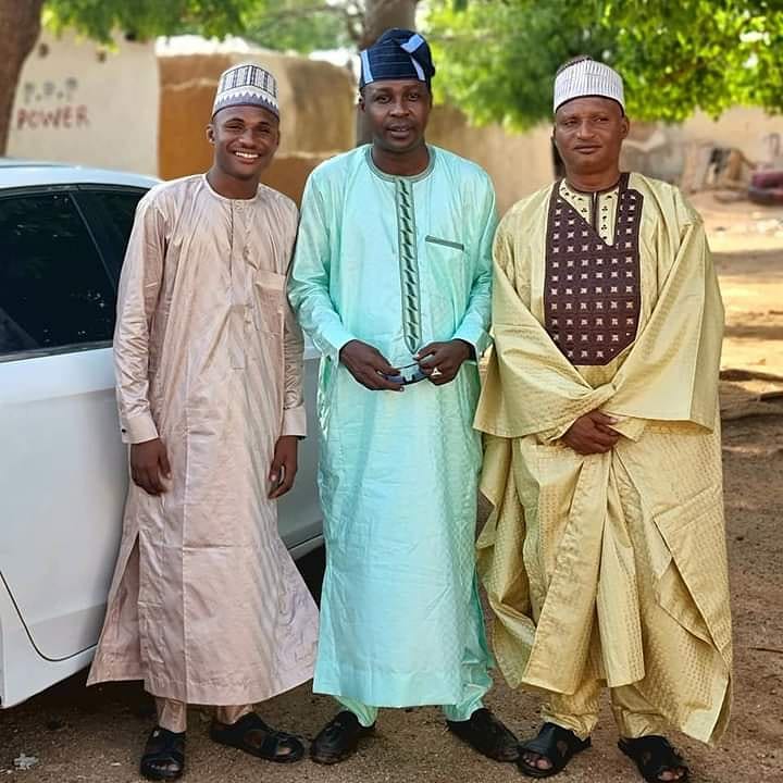 Fafutukang's tweet photo. ZIYARAR KAMFANIN FAFUTUKA....

A yau asabar wasu daga cikin Maaikatan Fafutuka Nigeria Limited sun ziyarci garin Beli dake karamar Hukumar Rogo domin gaisuwar sallah ga Mahaifin Abubakar Nasiru Beli maaikacin Fafutuka.... https://t.co/pdwToKPnRq