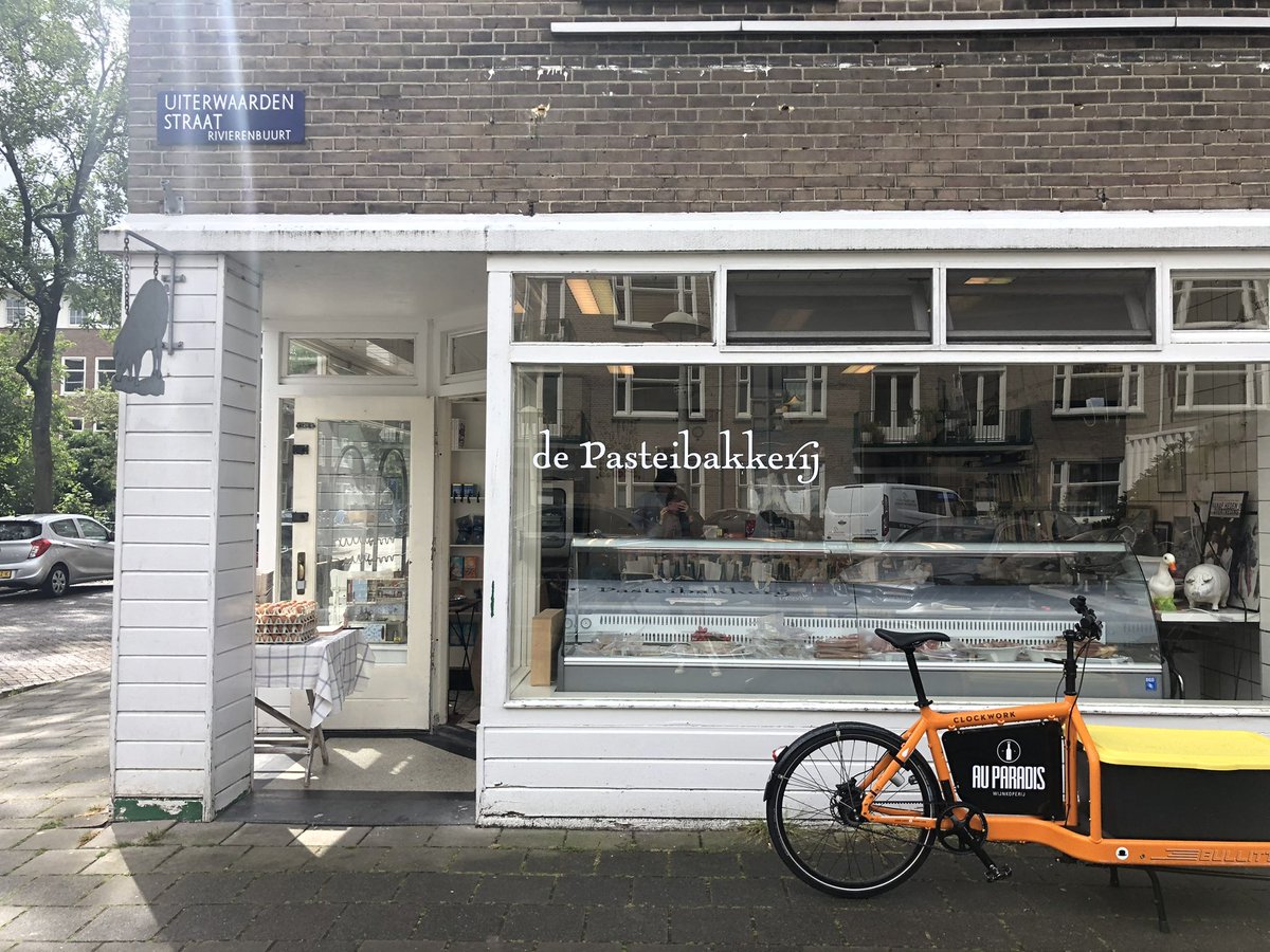 Kies voor de ophaal locatie in de Jordaan bij <a href="/AuParadisWijn/">Au Paradis</a> of De Pasteibakkerij in Amsterdam-Zuid en bestel die fijne Pinkster Borrelsnobtas van vrijdag 21 mei 2021 via deborreltas.nl
