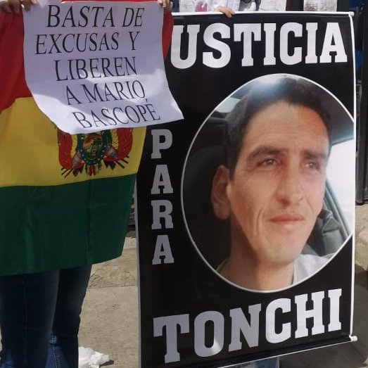 MonicaAparicioA's tweet photo. #Bolivia
#BoliviaEnDictadura
#NoFueGolpeFueFraude
#MarioBascope #Tonchy detenido sin pruebas 146 días
#JeanineAnez detenida 63 días sin pruebas
#YassirMolina detenido 45 días sin pruebas
➡️La #Justicia responde a la dictadura de @LuchoXBolivia mantiene encarcelados, sin pruebas. https://t.co/h6rTniq6qC