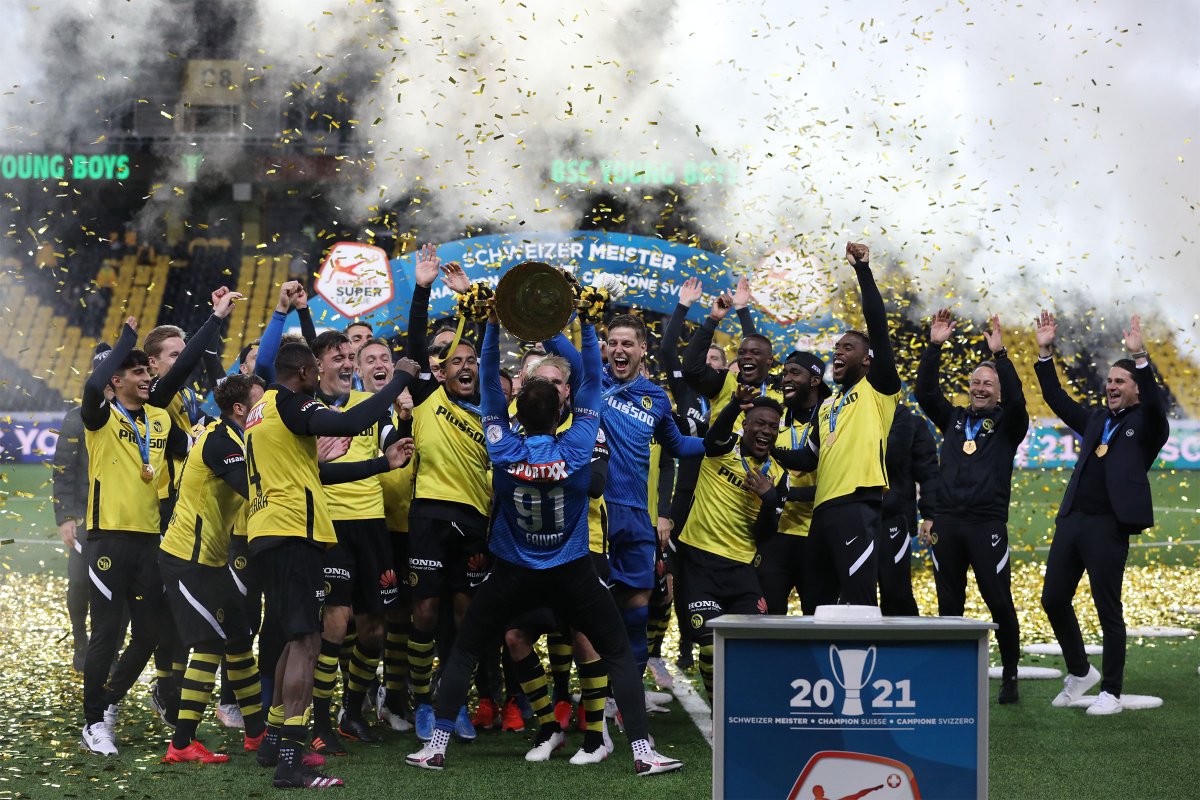 Da ist das Ding - zum vierten Mal in Serie! 💛🖤

🏆🏆🏆🏆

#YBMEISTER2021 #BSCYB #FourInARow #YBFOREVER