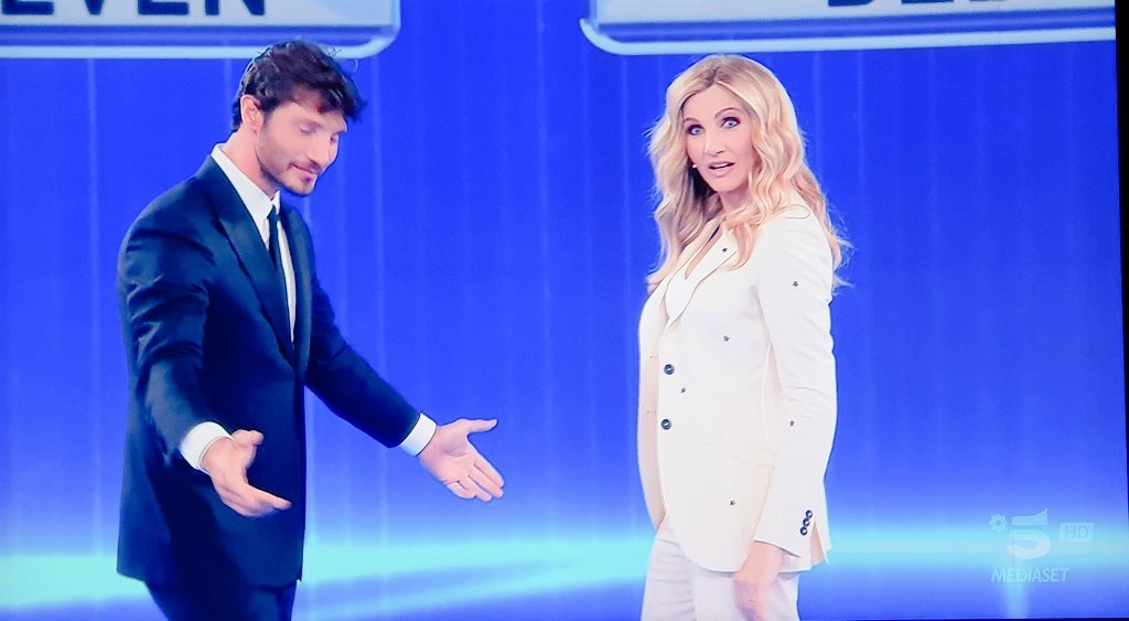 roxe84's tweet photo. @LCuccarini e le sue espressioni #EPICHE 🤩😂😎
#unadinoi
#amici20
#cometenessunamai https://t.co/ohV4hpS0Th