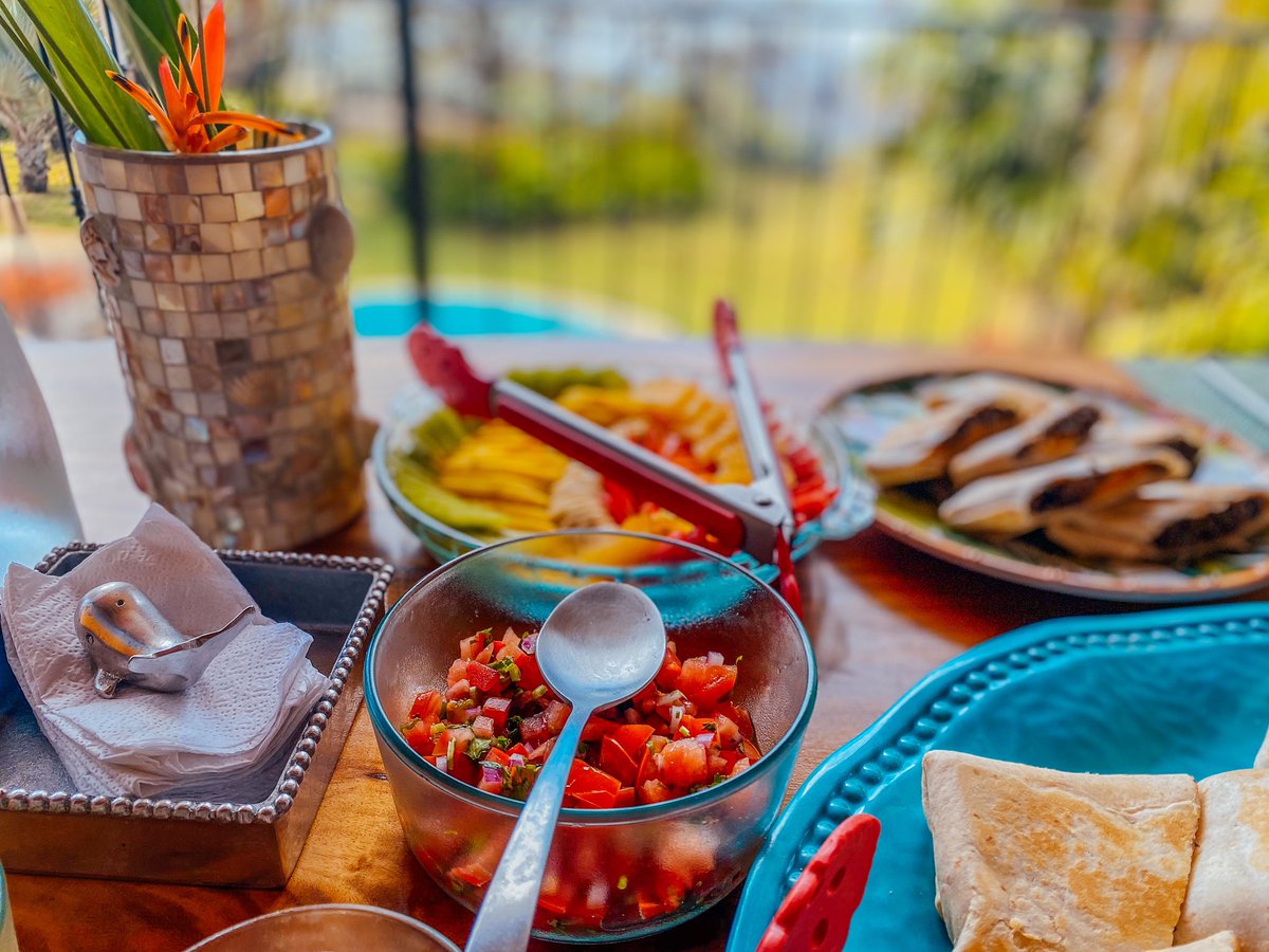 sicostatrips's tweet photo. Breakfast with our guest today was deeee lish!!! Who’s ready to come and taste some culture???
.
.
#Familia #Travel #surf #vacation #happyguest #CostaRica #FamilyDay https://t.co/ma9cpoeA4x