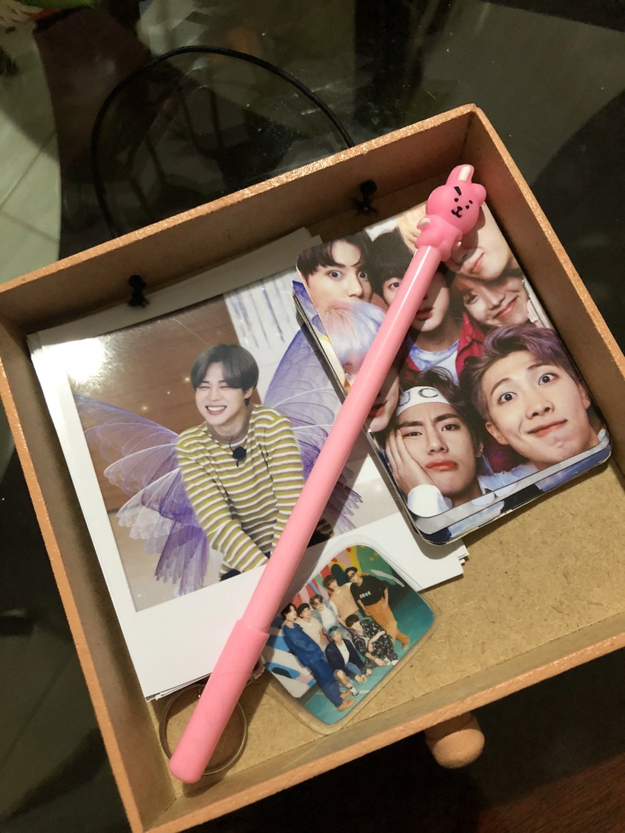 flowerrosa_'s tweet image. Eu estou muito apaixonada pelas as minhas coisinhas, eu simplesmente amei tudo, obrigada @_Magic_Store ficou tudo perfeito!! 💜✨