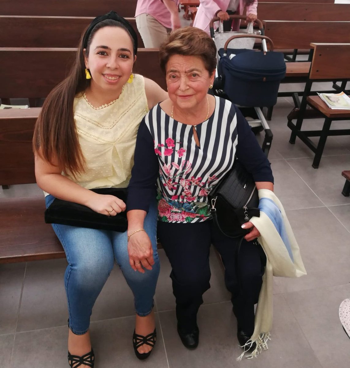 Iris_CU93's tweet photo. Hoy 15 de mayo se conmemora el #DiaInternacionaldelaFamilia 😍 y no quería terminar el día sin reconocer esa labor... Mis abuelas y mi Bisa 💛 ... En tres momentos totalmente diferentes de mi vida 😊... Y por supuesto mis hermanos 😍
#Leona🦁 #SensibleOn https://t.co/Q8F61jcbjl
