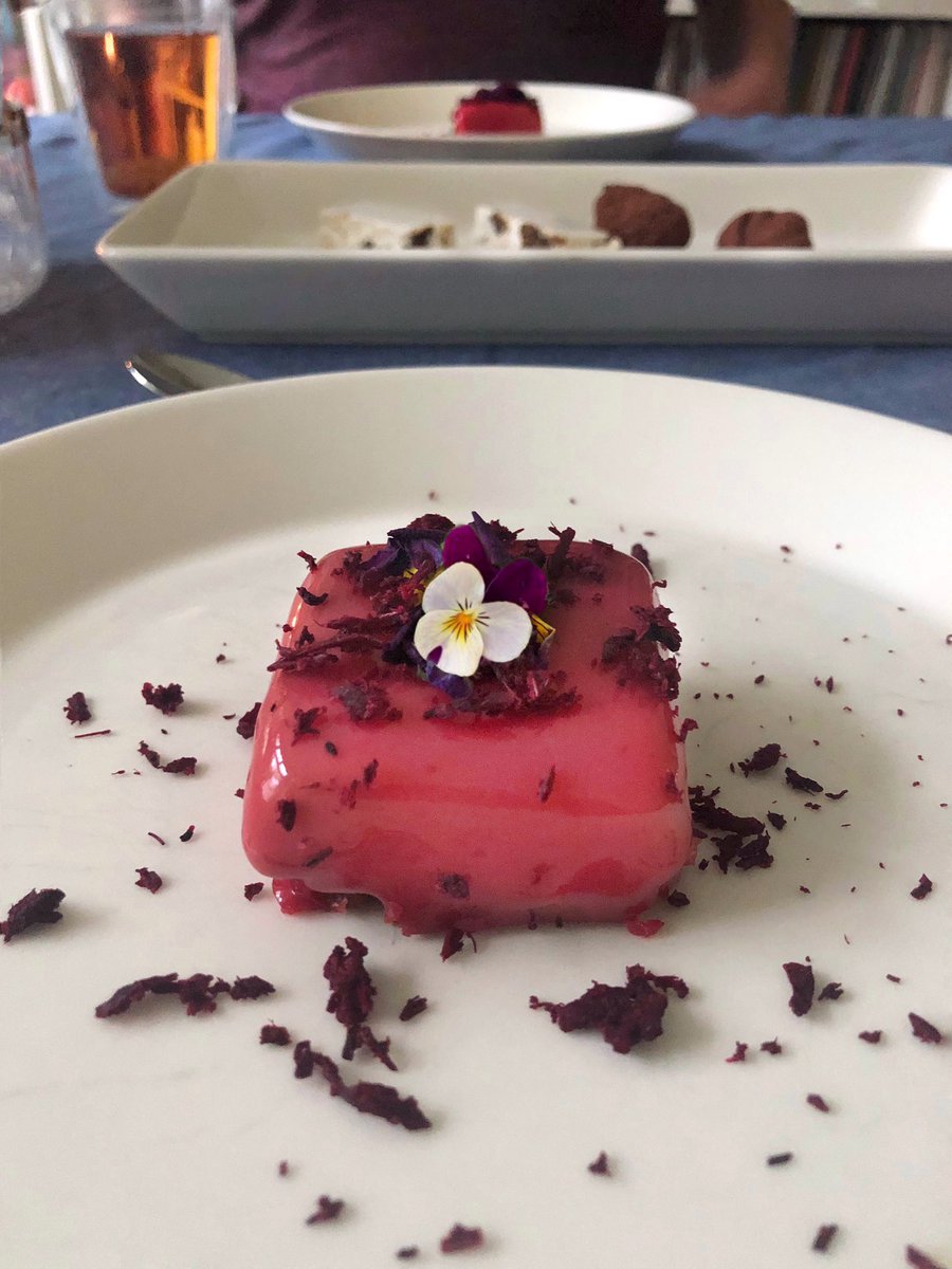 Dankzij een heerlijke maaltijdbox van <a href="/denieuwewinkel/">De Nieuwe Winkel</a> en <a href="/bistrobarberlin/">Bistrobar Berlin</a> legden we vanavond (met minimale inspanning) zeer smaakvolle tuintjes aan op onze borden. En een schaakbord! Het was allemaal zó heerlijk!
Bedankt, culihelden van #Nijmegen!
#botanischegastronomie 🌱