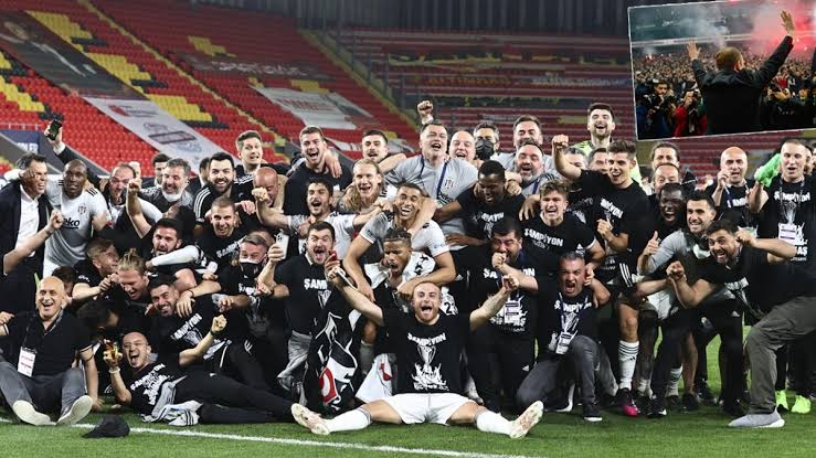 Şu fotoğrafın coşkusu. Tebrikler Beşiktaş'ım sonuna kadar hak ettin. 🥰
#SampiyonBesiktas