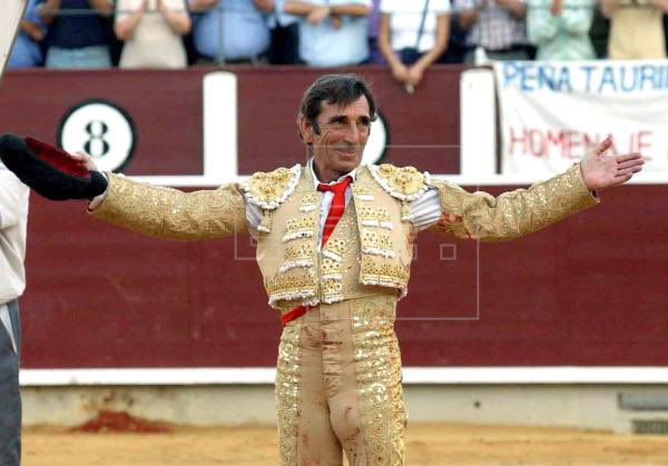 ⭐️ “La felicidad es tener un capote, una muleta y un sueño”.

Dámaso González
| Figura del toreo |