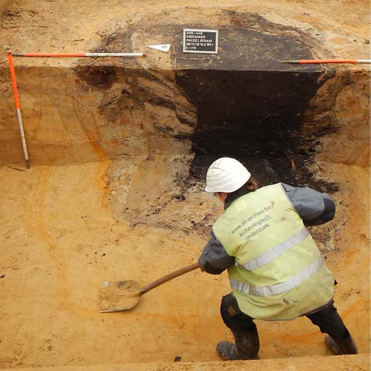 AllArcheo's tweet photo. Als erkend archeoloog verzorgen we voor u het volledige archeologische traject. U kan bij ons terecht voor het opstellen van een archeologienota om bij uw omgevingsvergunningsaanvraag te voegen, maar ook voor de uitvoering van verder vooronderzoek of opgravingen. https://t.co/CXw37CPaGj