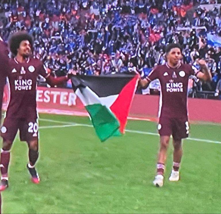 Palestine_in_UK's tweet photo. Letter to Hamza Choudhury and Wesley Fofana, Leicester Football Club, who used the occasion of the FA cup triumph to show solidarity with the Palestinian people 🇵🇸🙏🏽✌🏽✊
@Wesley_Fofanaa
@HamzaChoudhury1
@LCFC
 #SavePalestine #Jerusalem #GazaUnderAttack https://t.co/LpaIENZMCL