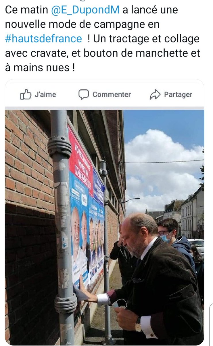 Merci aux équipes du secteur #Douai Sud-ouest qui, à la différence du candidat #dupontmoretti, ne collent pas en costume-cravate-boutons de manchettes et à mains nues 🤡 !

Ici, pour #SeBattrePourVous, on colle à la militante et à la traditionnelle : à la brosse et en tenue !😉😉