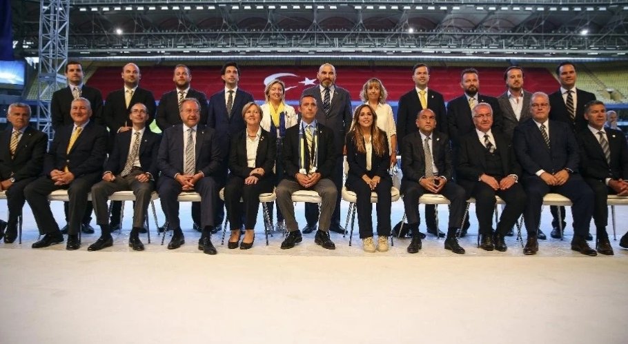 Güneş doğacak dediğimiz günlerden Fenerbahçe'mizi karanlığa gömdüğünüz günlere..
Ya layık olun ya da istifa edip Fenerbahçe'nin önünü açın