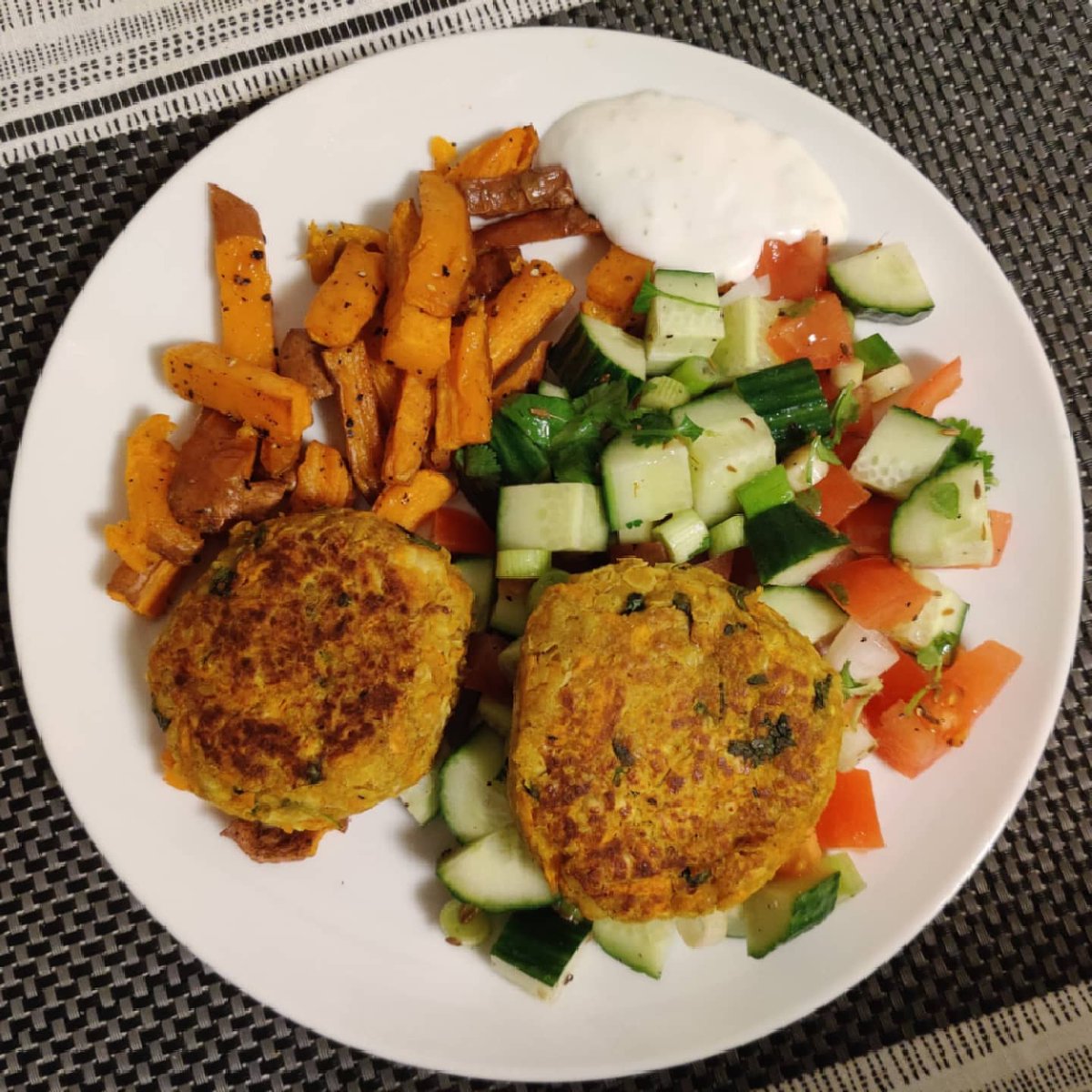 mszynisz's tweet photo. https://t.co/pa7SP8WzP2
Indian Chickpea Koftas with Sweet Potato wedges, Limey Mayo and Salad

#hellofresh #hellofreshuk #hellofreshpics #food #foods #foodporn #dinner #foodie #yummy #yum #cooking #healthy #koftas #chickpeakoftas #sweetpotato https://t.co/W4CdjAKIHY