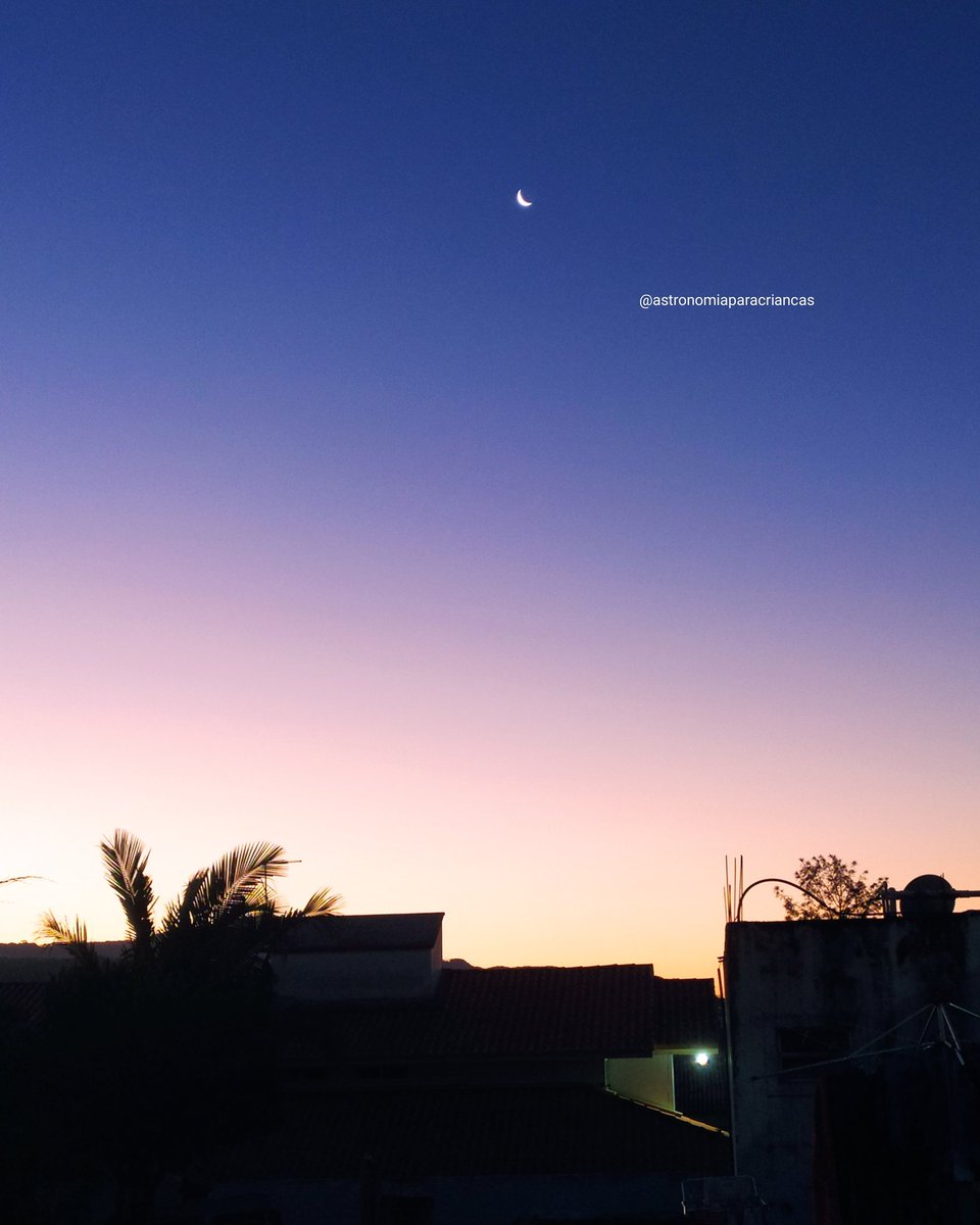 Astronomiakids's tweet photo. E essa Lua Nova maravilhosa?
E essa pintura no céu? 😍
Coisa mais maravilhosa ❤️
📸 @Astronomiakids
#astronomia #astronomiaparacriancas #astrofotografia #astrophotography #luanova #ceu #correnteastronomica #olheoceu #olhaalua https://t.co/3iv7zIOBUb