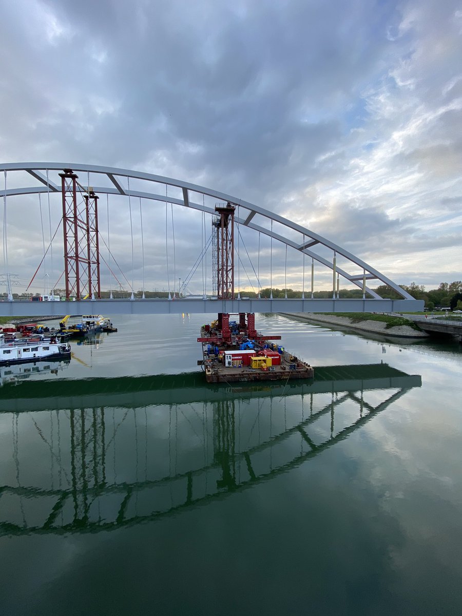 JoseKrommenhoek's tweet photo. Het was een dag vol indrukken. De #Suurhoffbrug ligt op zijn plek. Op 1 foto zijn voorbereidingen te zien aan de opleggingen. De #weerspiegeling geeft de rust weer van vandaag. Er is ook nog gewerkt aan de huidige brug ter voorbereiding op de renovatie. #Stipt @RWS_WNZ https://t.co/f37dV1PDiq