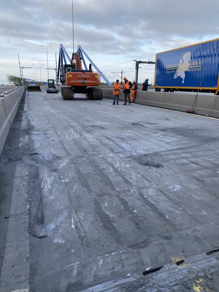 JoseKrommenhoek's tweet photo. Het was een dag vol indrukken. De #Suurhoffbrug ligt op zijn plek. Op 1 foto zijn voorbereidingen te zien aan de opleggingen. De #weerspiegeling geeft de rust weer van vandaag. Er is ook nog gewerkt aan de huidige brug ter voorbereiding op de renovatie. #Stipt @RWS_WNZ https://t.co/f37dV1PDiq