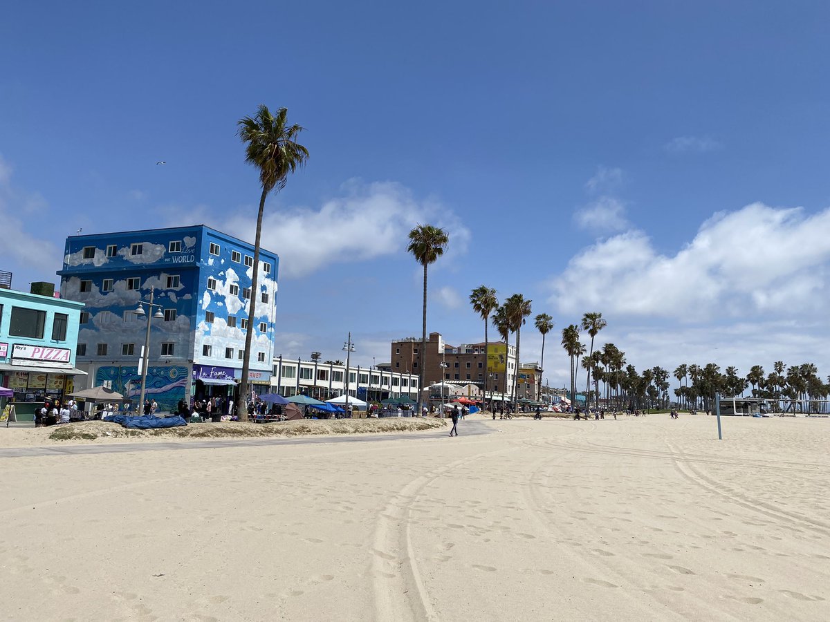 taradublinrocks's tweet photo. Oh #VeniceBeach, how I love you ♥️♥️♥️♥️ #TaraTrip @california #OxyGrad https://t.co/mXiEwzlNox