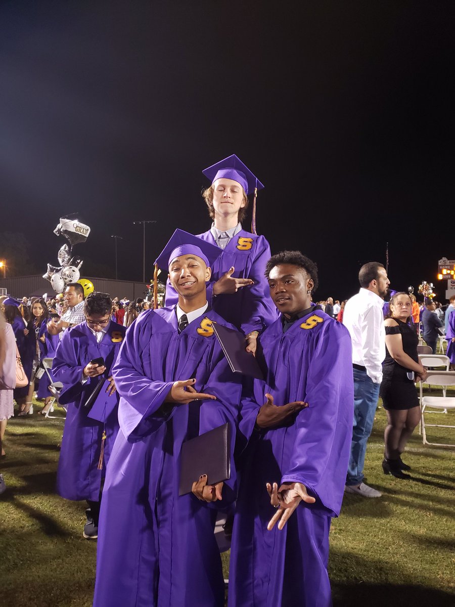 Eng4Bennett's tweet photo. Congrats to the Class of 2021!! @SmyrnaBulldog @smyrnawriting @APLitBennett @Smyrna_NHS https://t.co/sjuSellqwL