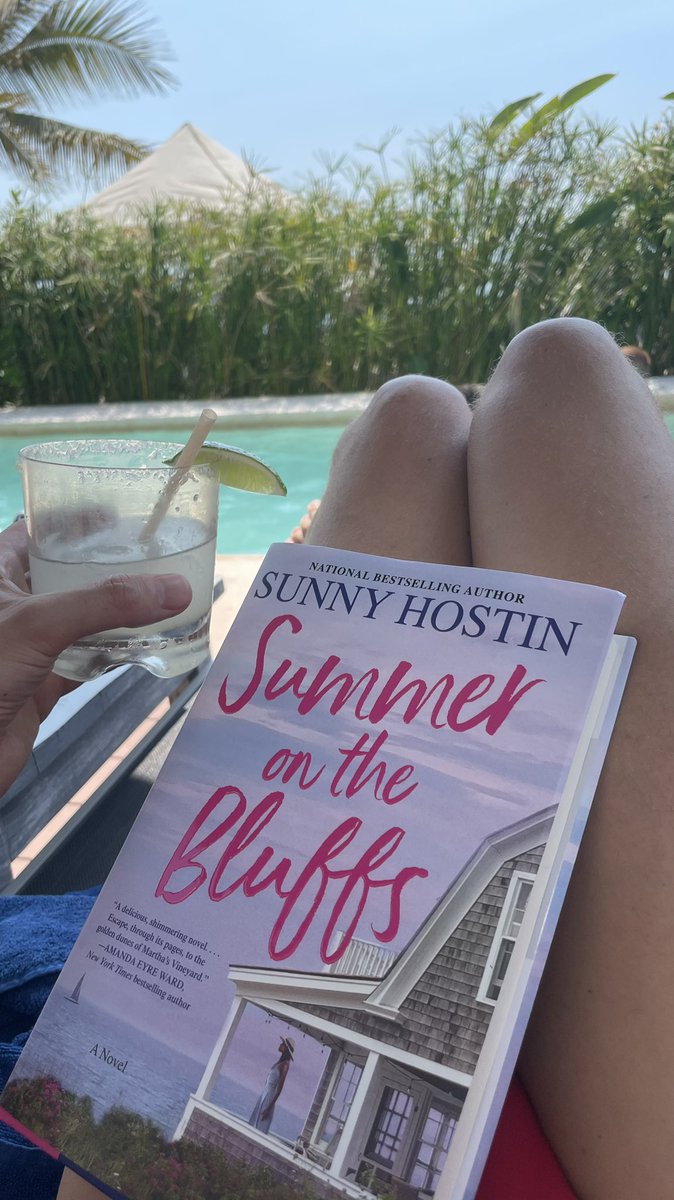 odohun13's tweet photo. The perfect summer read @sunny whether poolside or beachside!! #nytimesbestseller congrats!! https://t.co/Q6jNtYOIBT