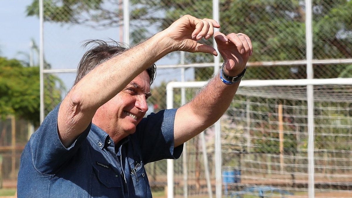 tercalivre's tweet photo. Bolsonaro faz discurso de carinho aos manifestantes: 'Vocês me confortam' - https://t.co/6TqPTLT7vd https://t.co/8x1LWScOLz