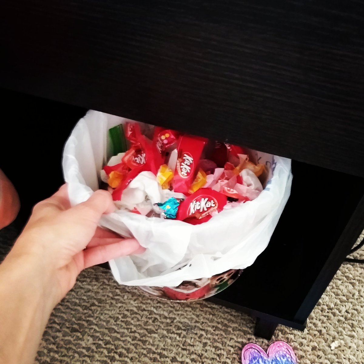 DrEmilyThomas's tweet photo. If you want to get your kids to throw away their candy wrappers, just tell them they can't have candy. Follow me for more #parentinghacks #stash #kitkat #thoughttheygotawaywithit #teachingthemresponsibility #coveringtheirtracks #dobetter #candy https://t.co/u5VfBTPpxw