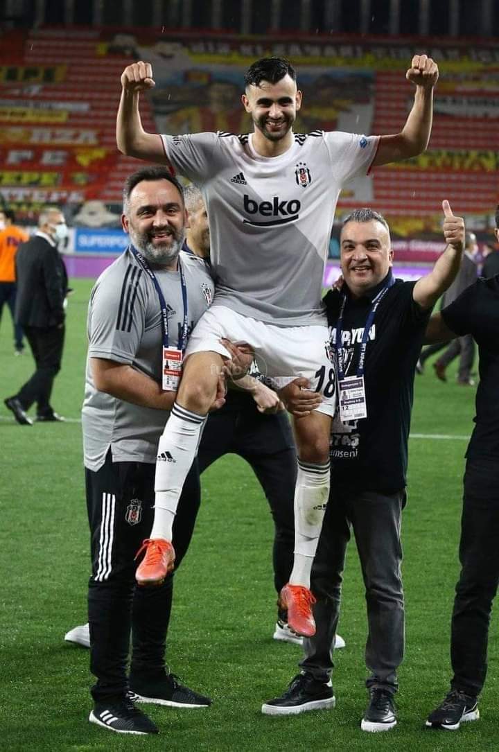 رشيد غزال بطل الدوري التركي مع فريقه بيشكتاش
