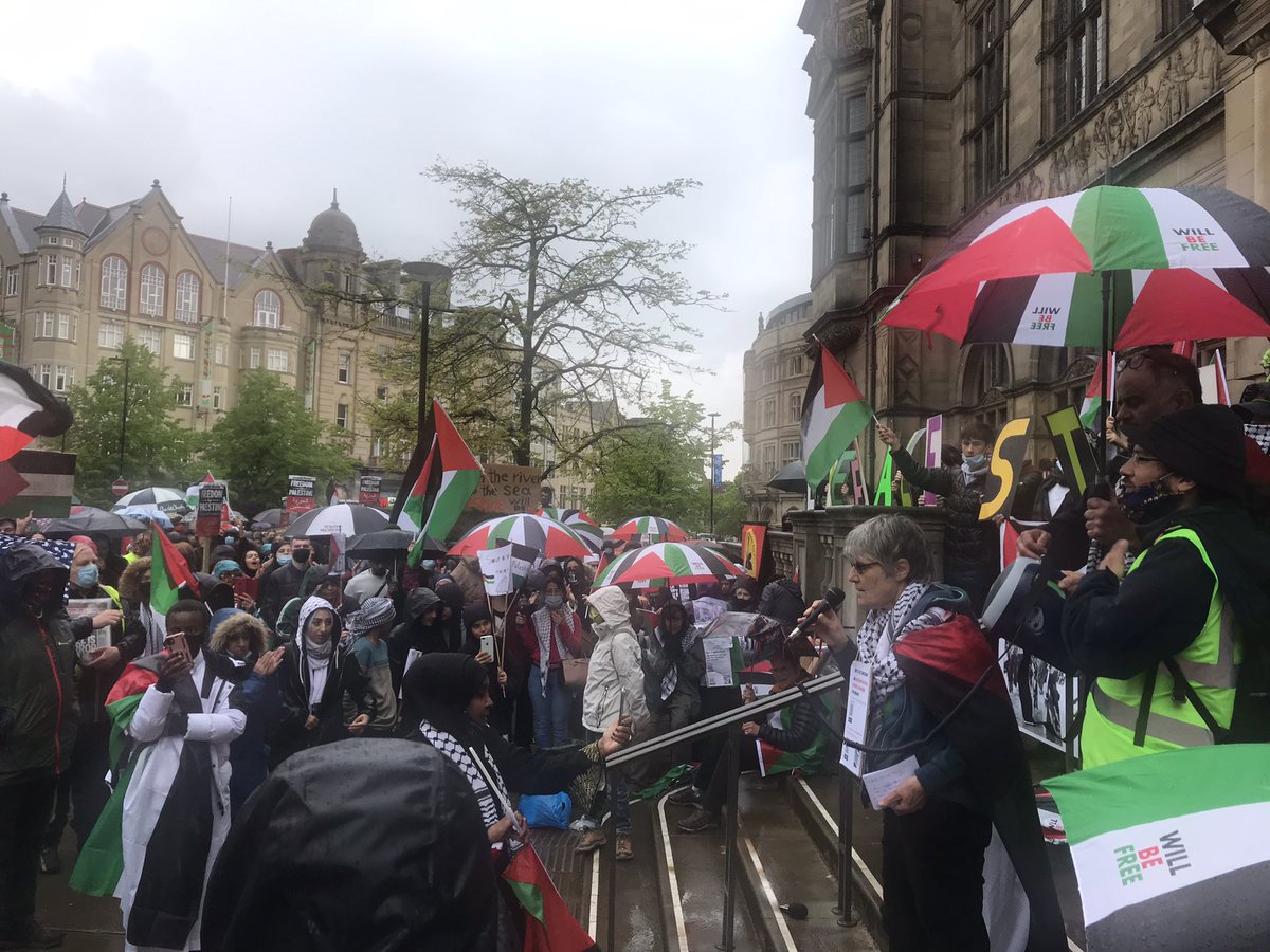 Naziha10's tweet photo. #Sheffield #Palestine protest and collective crowd pledges - alongside giant flag 🇵🇸 #GazaUnderAttack #SaveSheikhJarrah #IsraelTerrorism #Apartheid #StopArmingIsrael #Elbeit #JCB #EndTheOccupation #Colonialism #Nakba73 https://t.co/t5tAC0hAVs