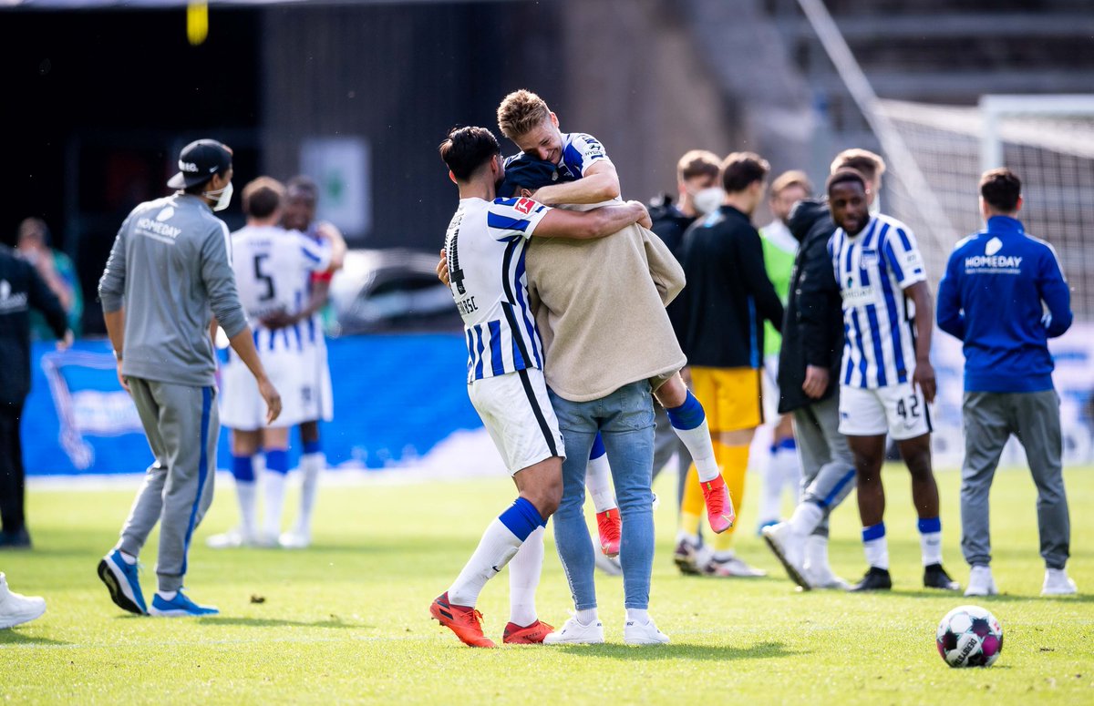 HerthaBSC's tweet image. Es genügen zwei Wörter: KLASSENERHALT und DANKE! 💙🤍

#BSCKOE #GemeinsamHertha #HaHoHe