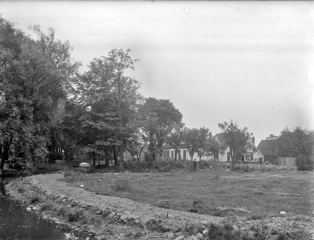 ZowasUtrecht's tweet photo. Tot 1920 had de Croeselaan nog een landelijk karakter. Op zondag een geliefd wandelgebied. Er lagen hovenierswoningen, boerderijen en steenbakkerijen langs de 17e eeuwse Moesgracht, waarop door hoveniers groente en fruit per platte schuit naar de markt in de stad werd gebracht https://t.co/M7XttfhpJQ
