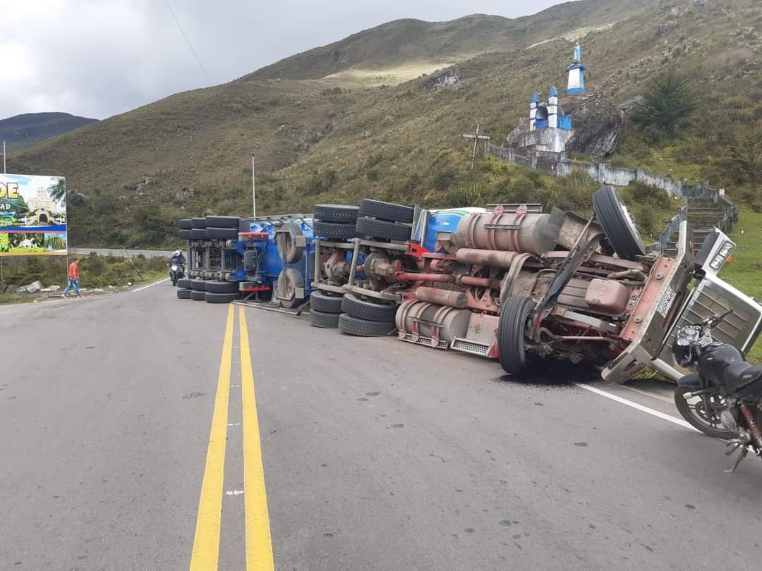 La cabina del conductor del camión, quedó justo en la escalera que conduce a una cruz e iglesia en la ladera de la montaña. 