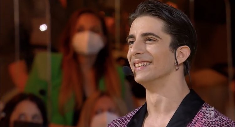 il mondo del twitter sa:
vincitore                             vincitore
categoria                            categoria
canto                                   ballo
#Amici20